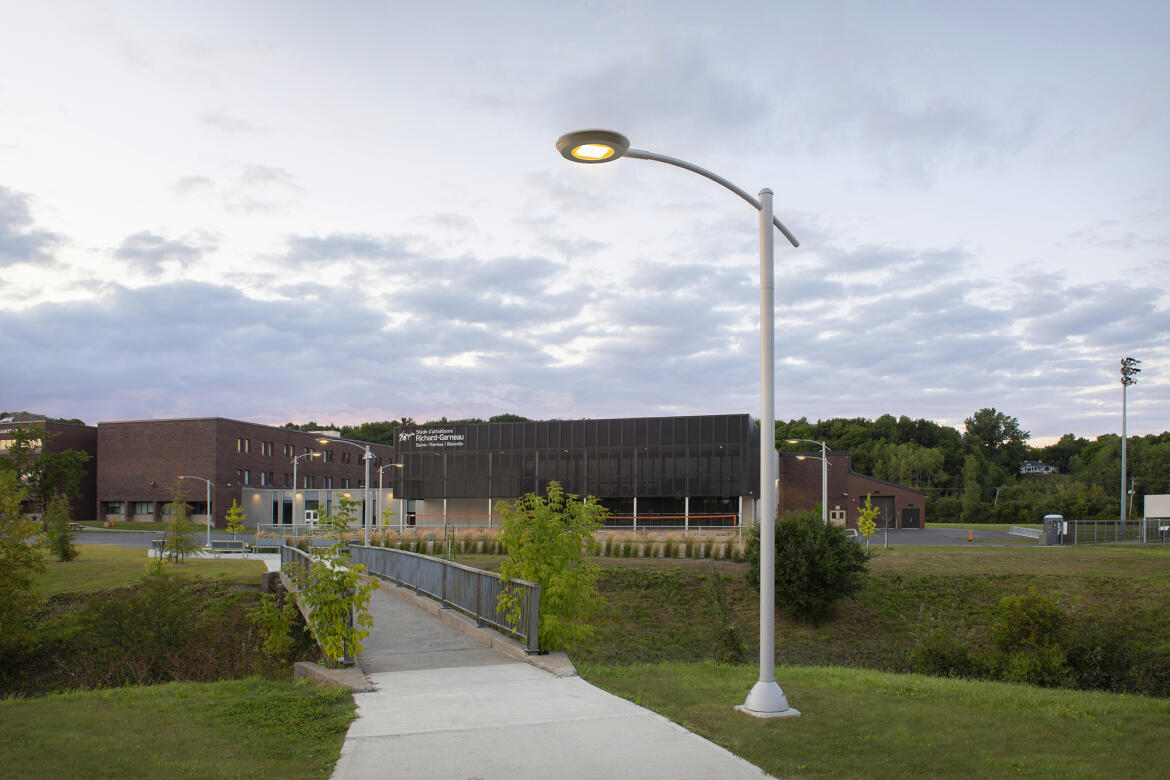 Cyclone Trika luminaire - Sainte-Thérèse highschool 002